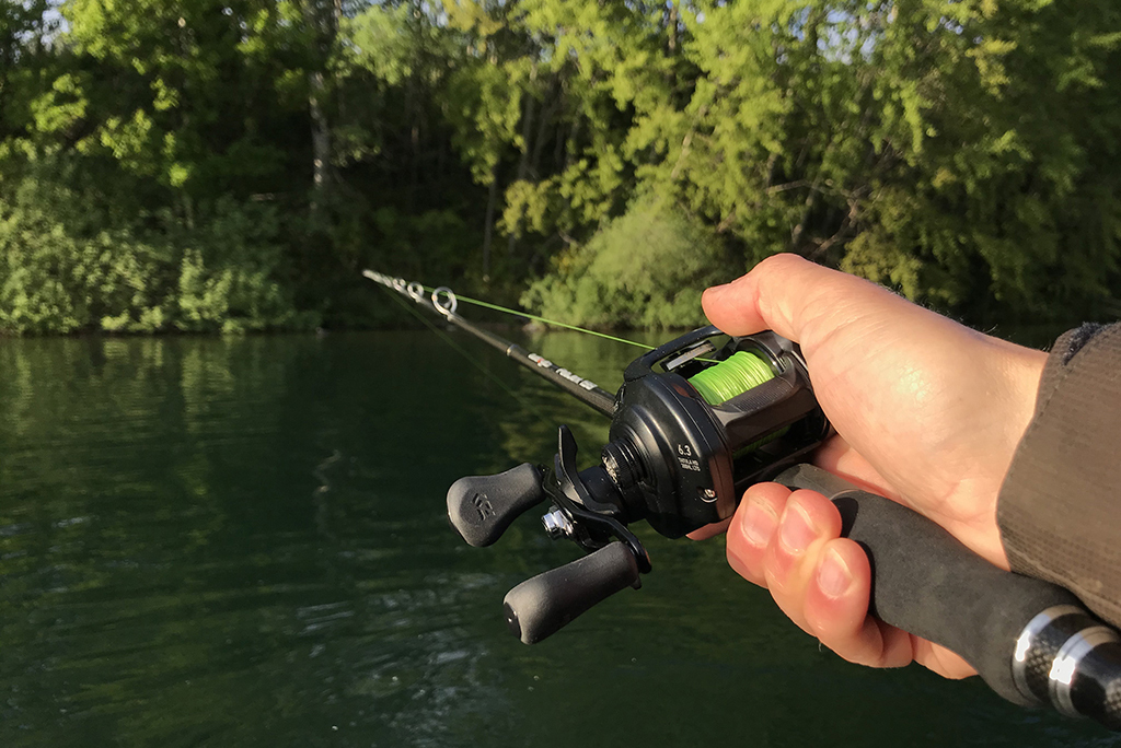 Eine Baitcasterrute mit Rolle im Einsatz