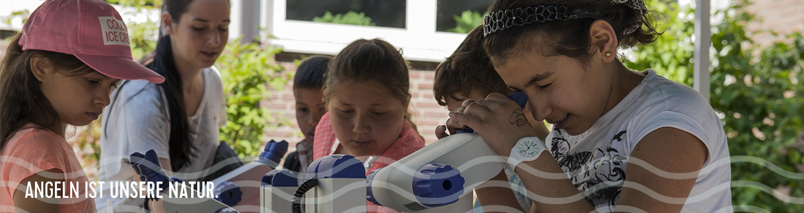 Kinder an Mikroskopen