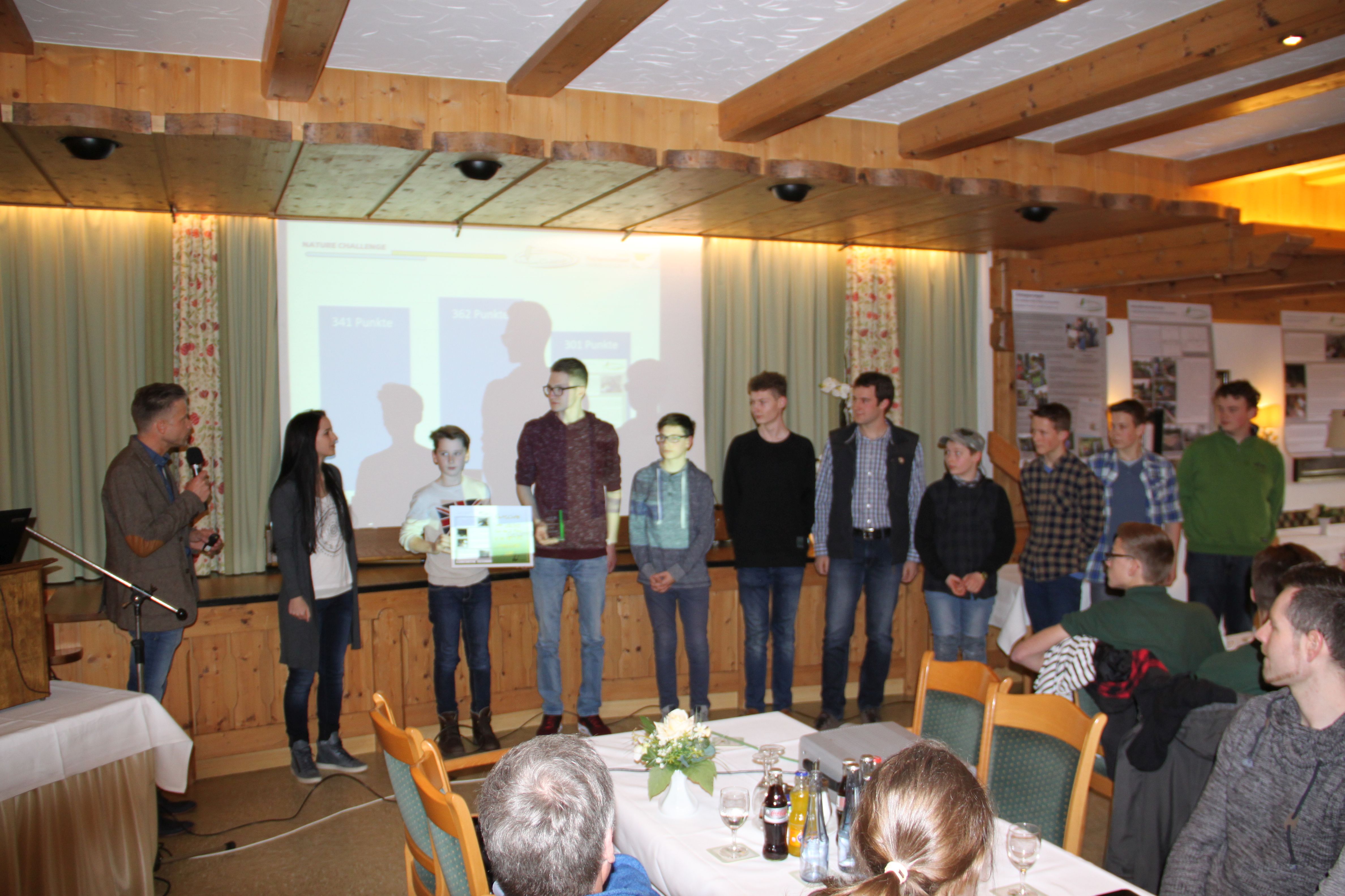 Gruppe von Personen auf einer Bühne