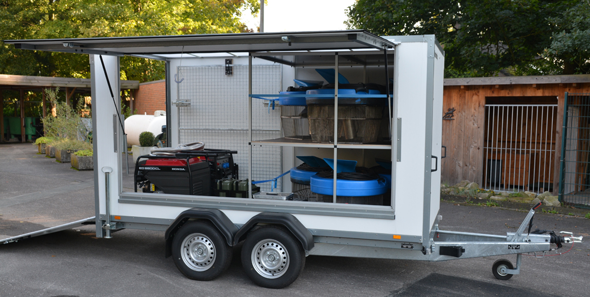 Ein Kofferanhänger mit geöffnetem Seitenteil